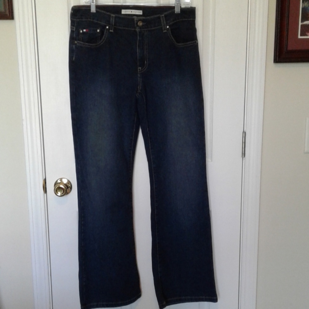 Tommy Hilfiger low rise flare Jean size 6 r